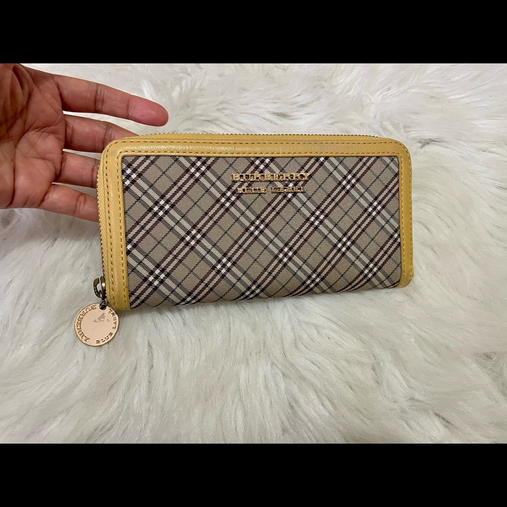 Authentic BURBERRY long zip wallet🌸🦋
